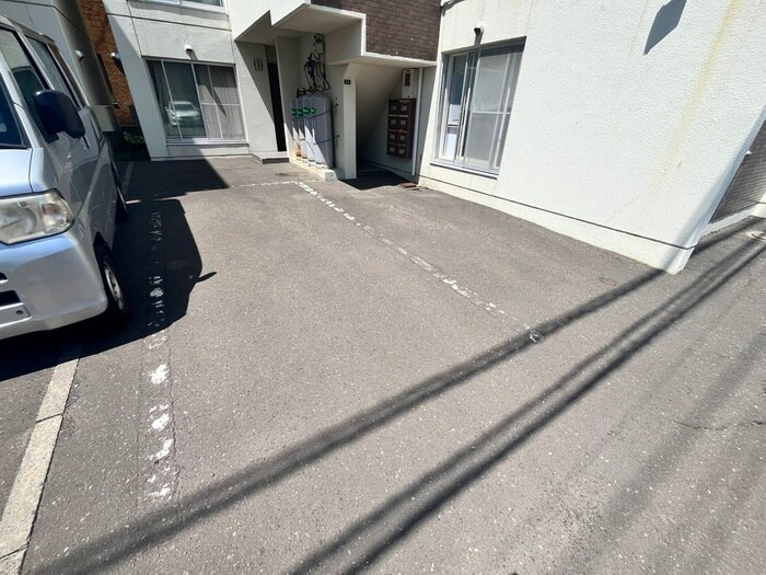 物件外観写真3　(駐車場)