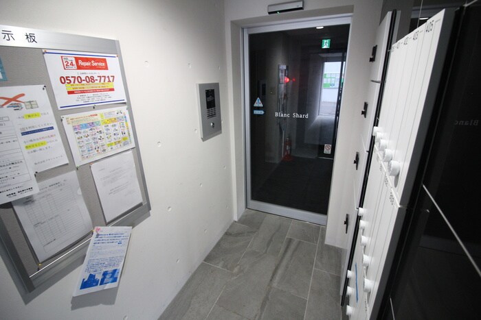 物件外観写真4　(エントランス部分)