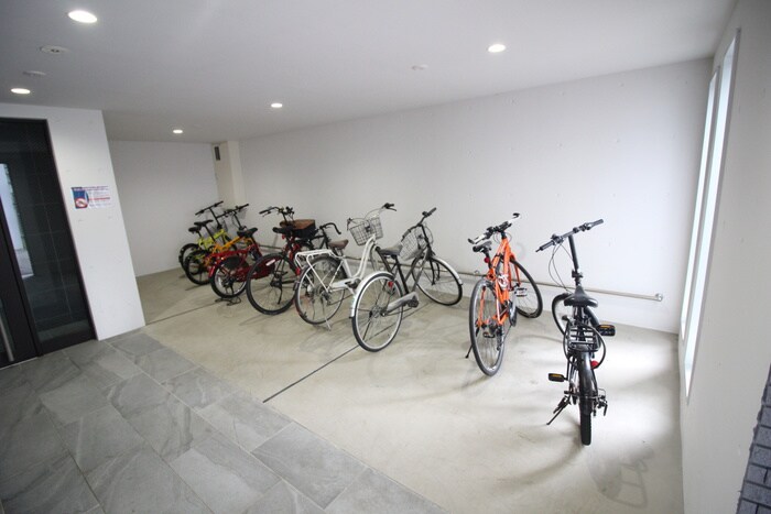 物件外観写真5　(バイク置き場)