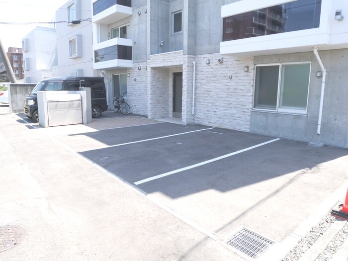物件外観写真3　(駐車場)