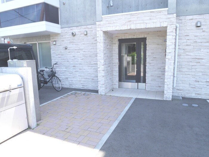 物件外観写真5　(エントランス部分)