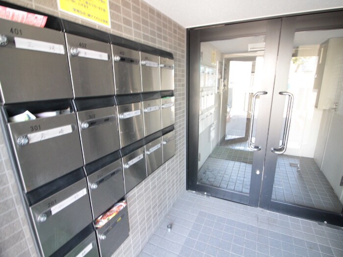 物件外観写真6　(エントランス部分)