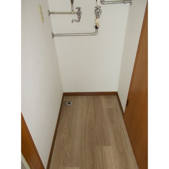 物件内観写真8　(洗濯機置場)