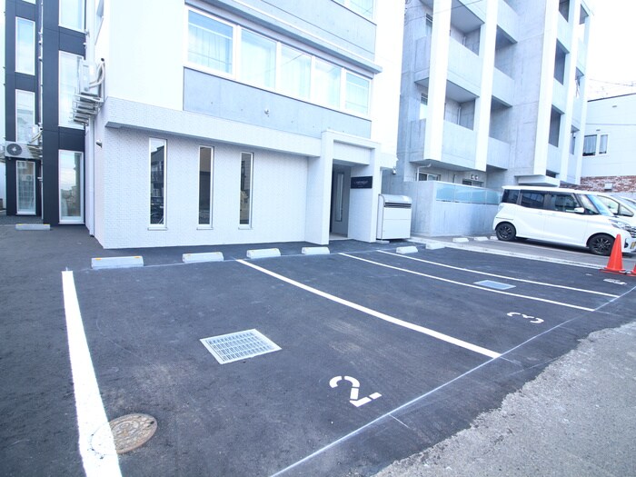 物件外観写真4　(駐車場)