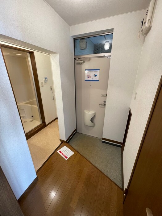 物件内観写真16　(玄関)