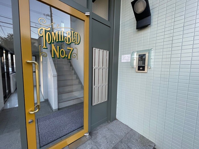 物件外観写真3　(エントランス部分)