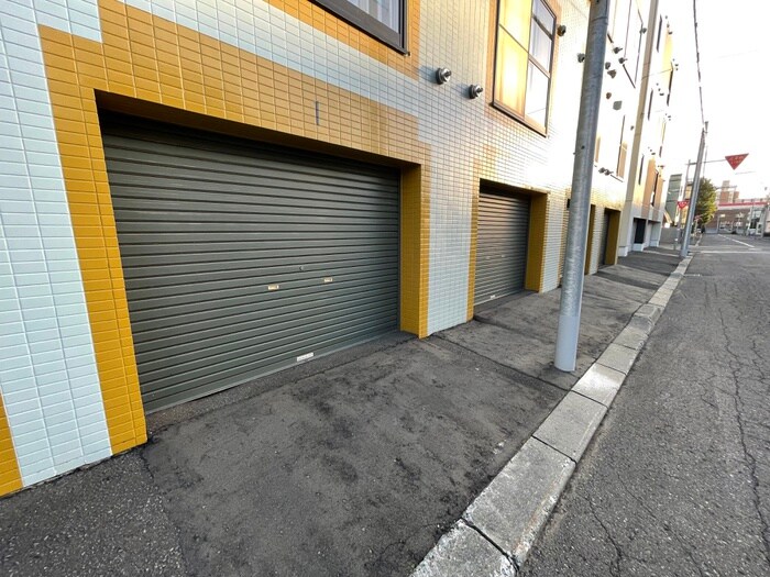 物件外観写真4　(駐車場)