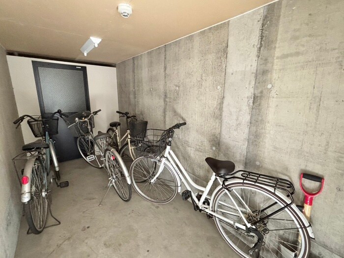 物件外観写真4　(駐輪場)