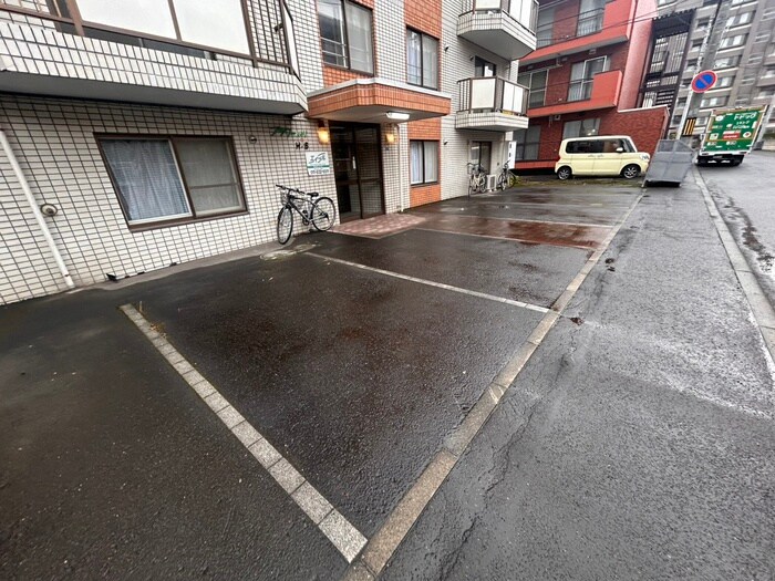 物件外観写真3　(駐車場)