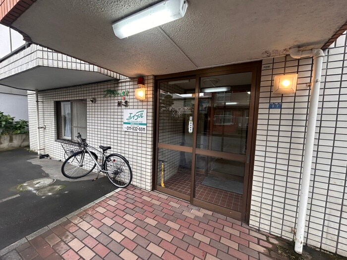 物件外観写真4　(エントランス部分)