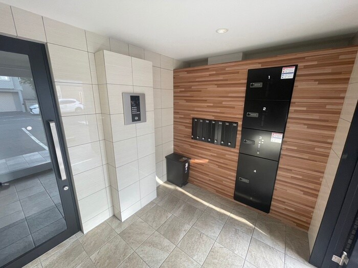 物件外観写真6　(エントランス部分)