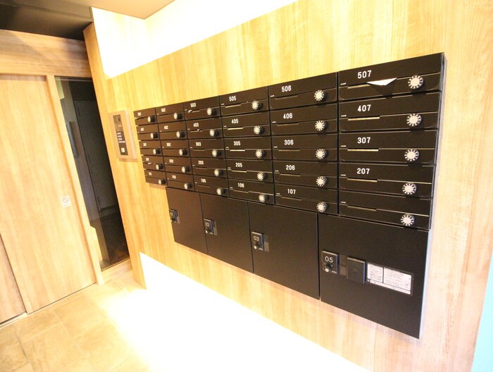 物件外観写真6　(エントランス部分)