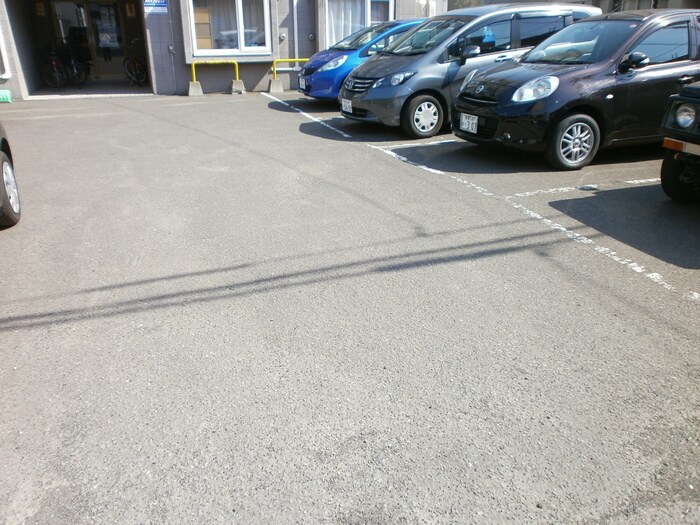 物件外観写真2　(駐車場)