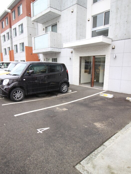 物件外観写真6　(駐車場)