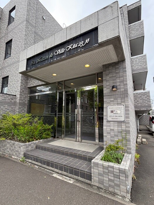 物件外観写真4　(エントランス部分)