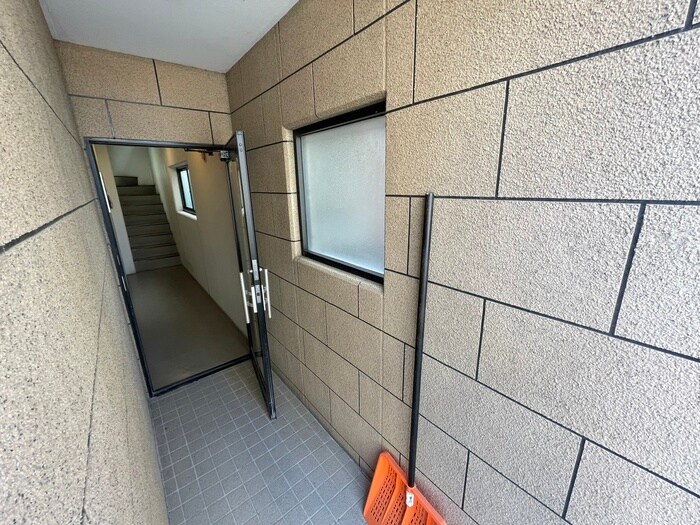 物件外観写真4　(エントランス部分)