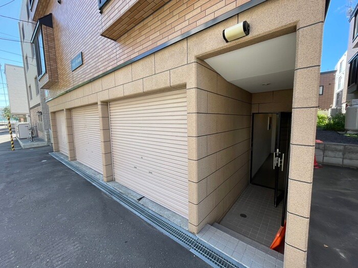 物件外観写真6　(エントランス部分)