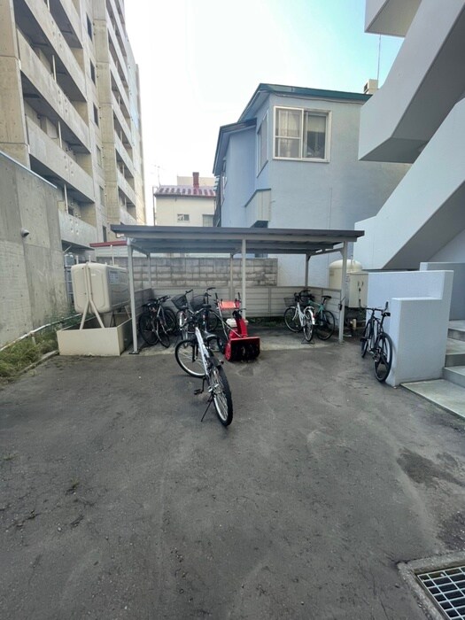 物件外観写真4　(エントランス部分)