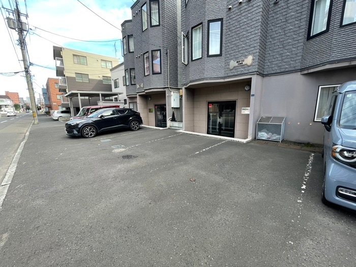 物件外観写真3　(駐車場)