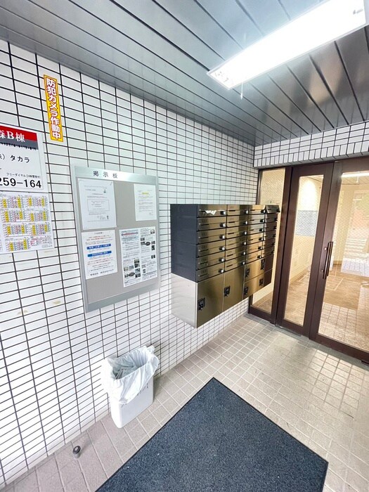 物件外観写真4　(エントランス部分)