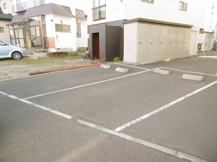 物件外観写真5　(駐車場)