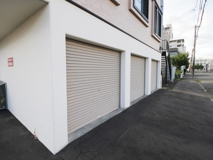 物件外観写真4　(駐車場)