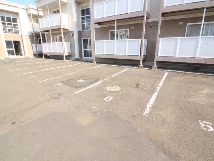 物件外観写真4　(駐車場)