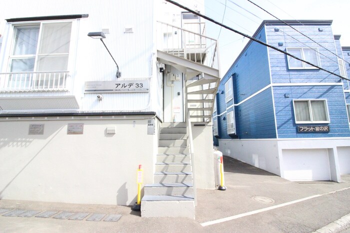 物件外観写真4　(エントランス部分)