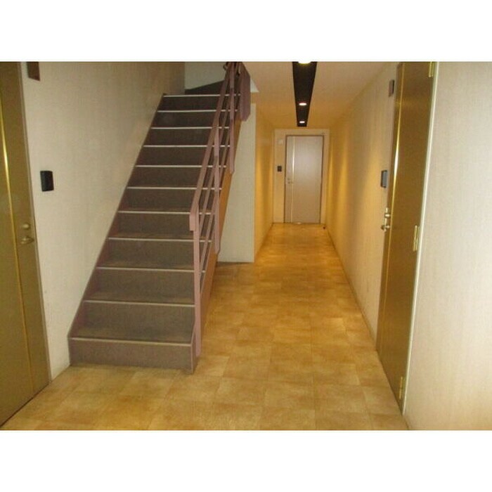 物件外観写真6　(エントランス部分)