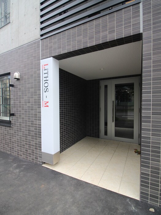 物件外観写真6　(エントランス部分)