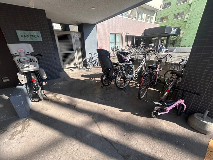 物件外観写真4　(駐輪場)