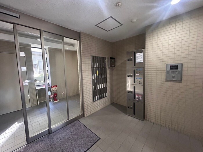 物件外観写真5　(エントランス部分)