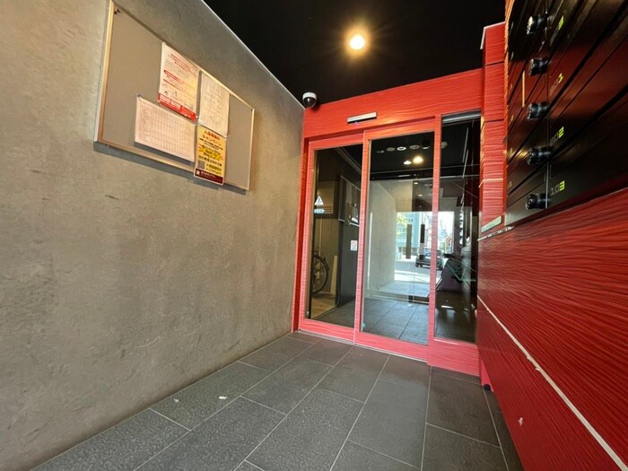 物件外観写真2　(エントランス部分)