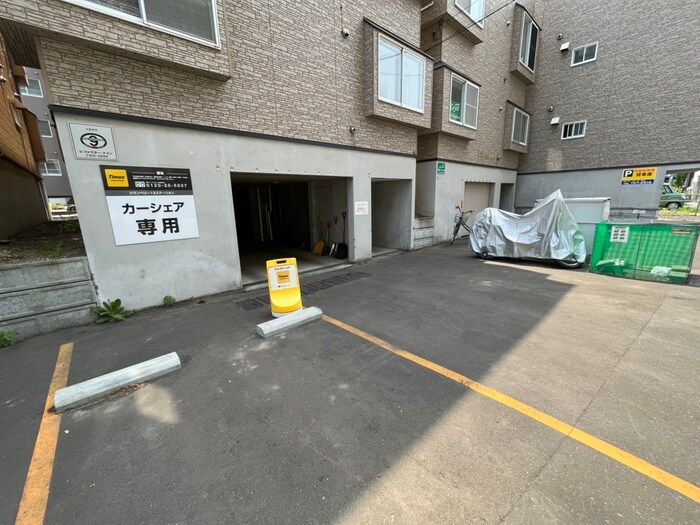 物件外観写真3　(駐車場)