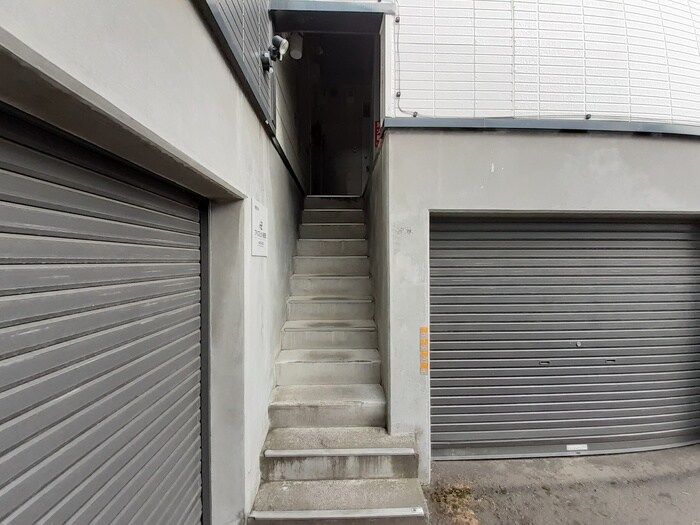 物件外観写真5　(エントランス部分)
