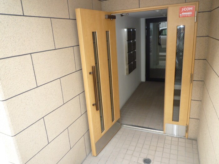 物件外観写真3　(エントランス部分)