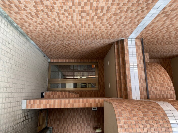 物件外観写真5　(エントランス部分)