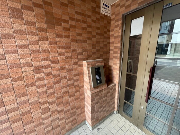 物件外観写真3　(エントランス部分)