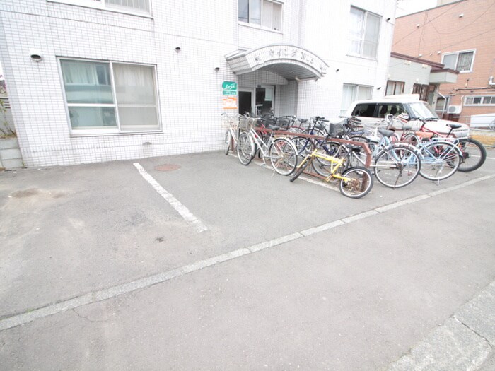 物件外観写真3　(駐車場)