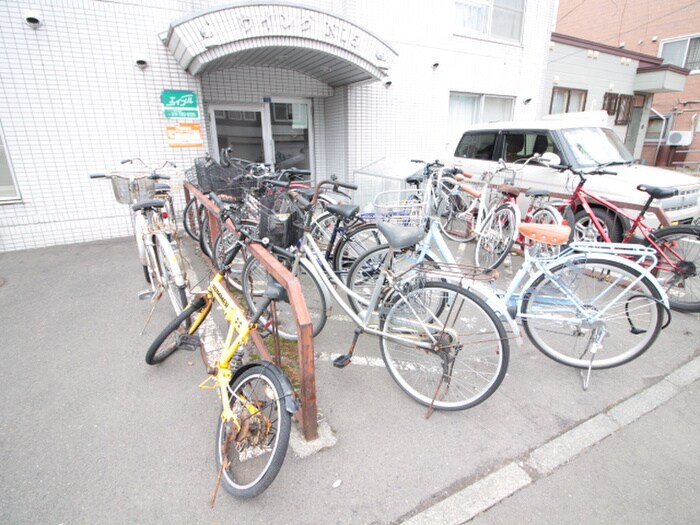 物件外観写真4　(駐輪場)