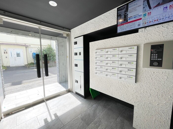 物件外観写真3　(エントランス部分)