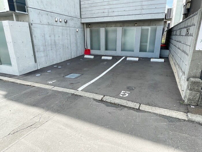 物件外観写真5　(駐車場)