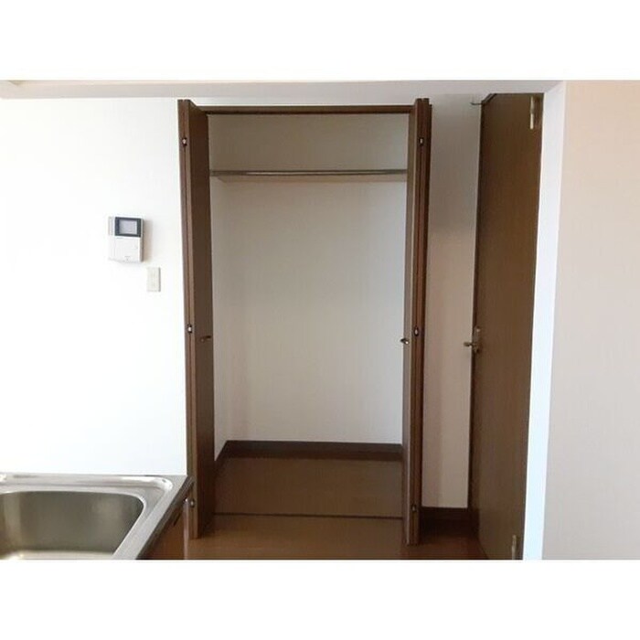 物件内観写真4　(収納)