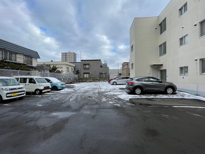 物件外観写真3　(駐車場)