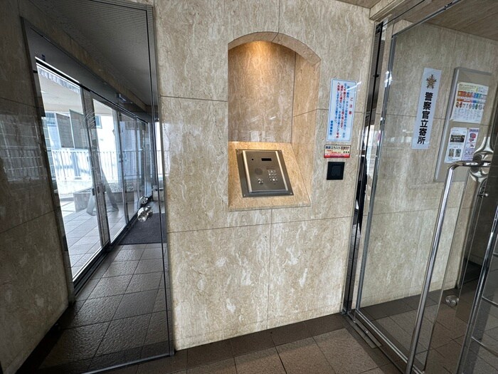 物件外観写真3　(エントランス部分)