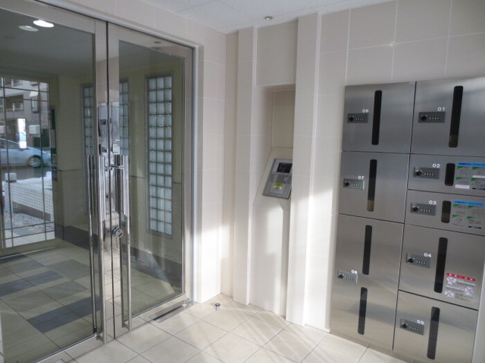 物件外観写真2　(エントランス部分)