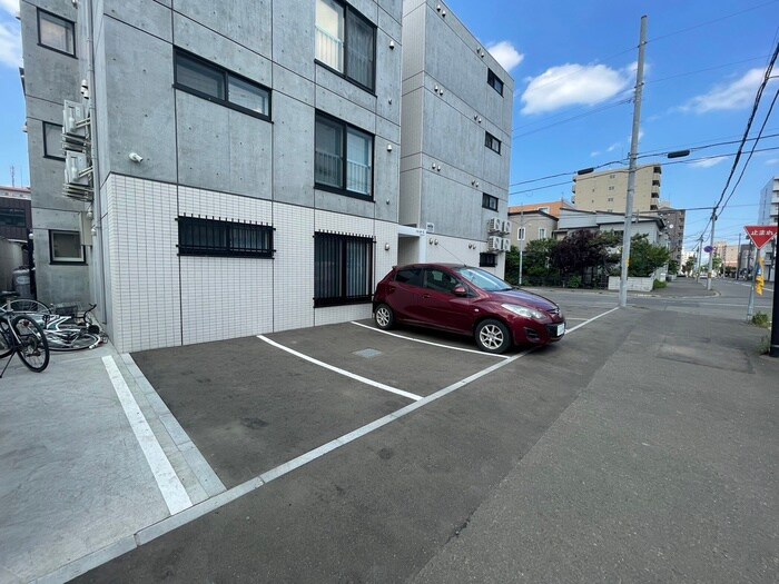 物件外観写真2　(駐車場)