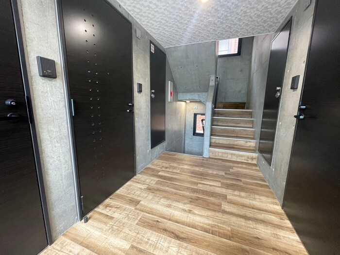 物件外観写真6　(エントランス部分)