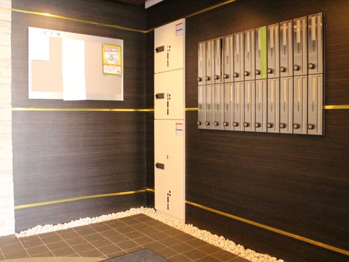 物件外観写真6　(エントランス部分)