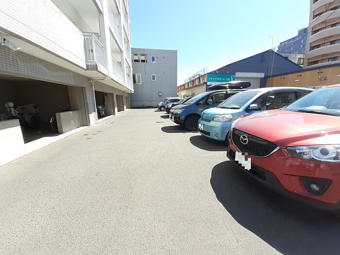 物件外観写真6　(駐車場)